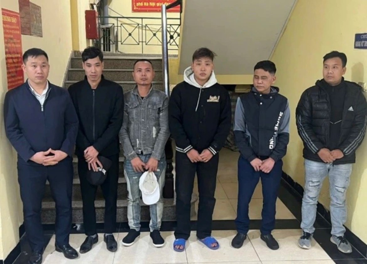 Spending 200 million to hire thugs to throw acid on and break the legs of son's lover - Photo 1.