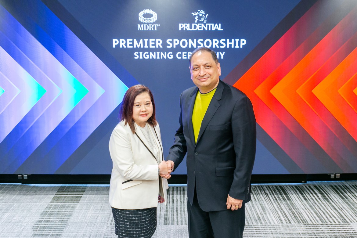 Ông Pankaj Banerjee, Phó Tổng Giám đốc Kênh đại lý (Group CAO) của Tập đoàn Prudential plc (phải) và&nbsp;Bà Carol Kheng, Chủ tịch MDRT 2025 (trái), đã tham dự lễ ký kết tài trợ tại Bangkok, Thái Lan.&nbsp;