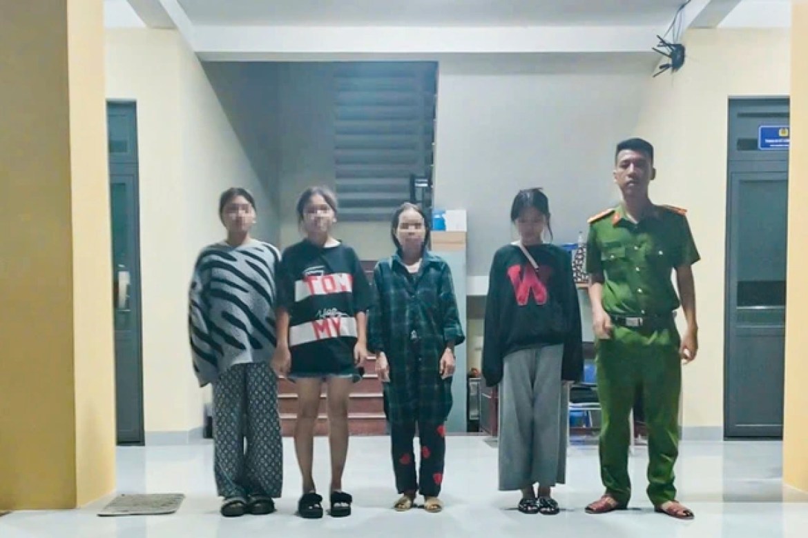 Quang Ngai police rescue 3 girls lured to work outside the province - Photo 1.