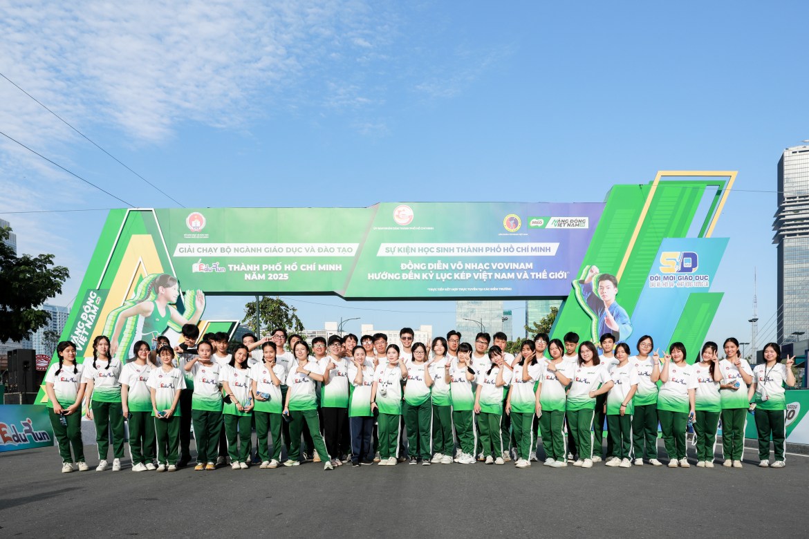 Kết thúc chương trình đồng diễn võ nhạc Vovinam, 2.000 học sinh TP.HCM tham gia giải chạy EduRun.
